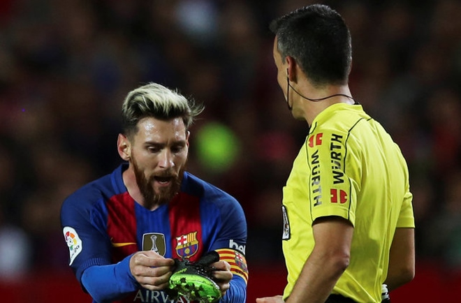 VIDEO: Messi ném giày vì bị phạt thẻ vàng khó hiểu