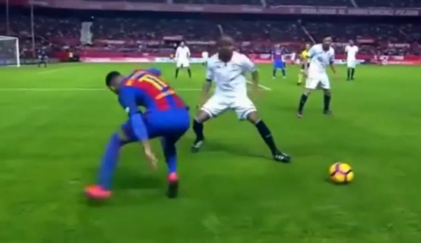 VIDEO: Pha lừa bóng lỗi hài hước của Neymar vs Sevilla