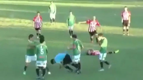VIDEO: Kinh hoàng cầu thủ đấm trọng tài thiệt mạng ngay trên sân bóng