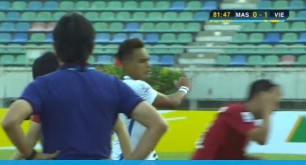 VIDEO: Hành động thiếu fair-play của cầu thủ Malaysia với Thành Lương