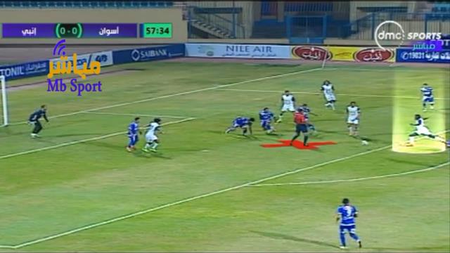 VIDEO: Trọng tài vô tình ghi bàn và công nhận bàn thắng ở Ai Cập
