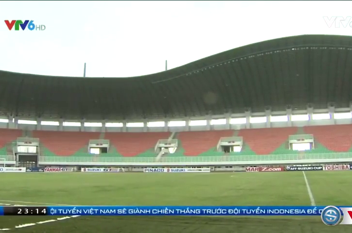VIDEO: Tận mắt mặt cỏ sân sân Pakansari cho bán kết với ĐT Indonesia