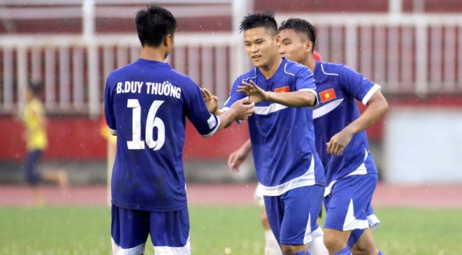 U21 Việt Nam bất ngờ cầm hòa đại diện V-League sau cơn mưa bàn thắng