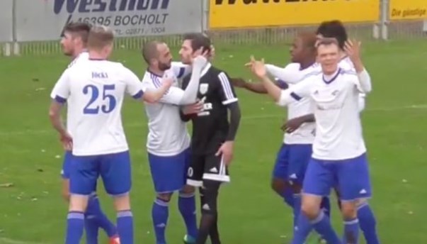 VIDEO: Cầu thủ từ chối hưởng penalty, được đội bạn hôn lên má