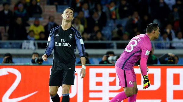 VIDEO: Ronaldo bỏ lỡ không tưởng khi cách khung thành trống 2m