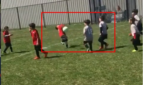 VIDEO: Sao nhí đá liên tiếp vào mặt 2 đối thủ trong 1 pha bóng