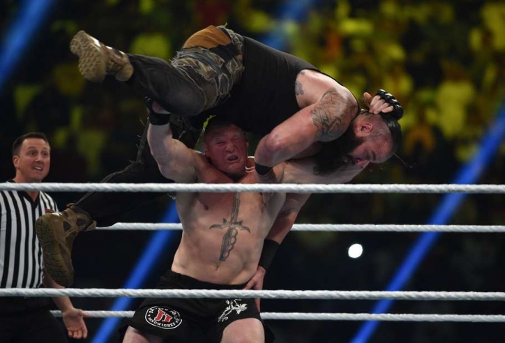 VIDEO: Rợn người với đòn lên gối, đấm thẳng vào đầu tại võ đài WWE