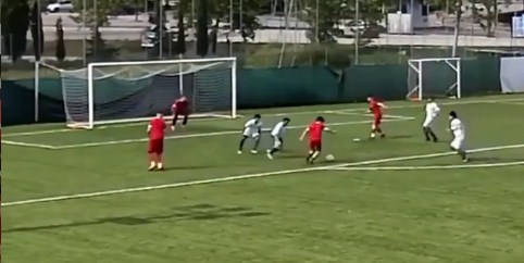 VIDEO: Cú cứa lòng hoàn hảo sau pha đi bóng qua cả đội đối thủ
