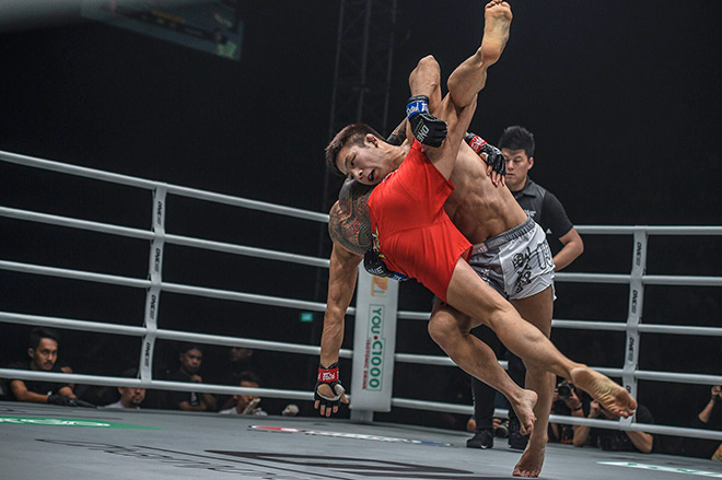 Ném đối thủ như bao gạo, võ sĩ Nhật thắng chớp nhoáng trong 20s