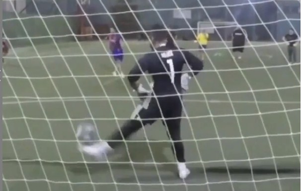 VIDEO: Thủ môn bắt penalty bằng chân 'nhẹ tựa lông hồng'