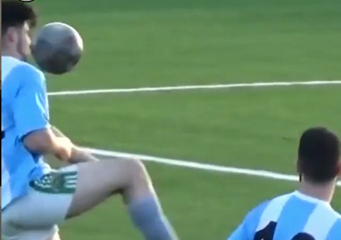 VIDEO: Cầu thủ chào sân bằng cú đỡ bóng 'vỡ mồm' 