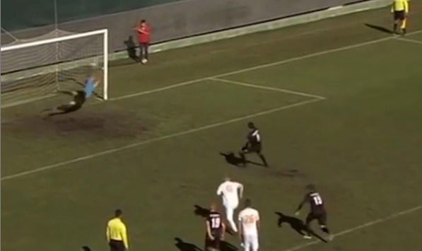 VIDEO: Bàn thắng penalty bị từ chối như 1 trò đùa vì lưới thủng