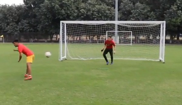 VIDEO: Lừa thủ môn hoàn hảo với pha ghi bàn bằng mông