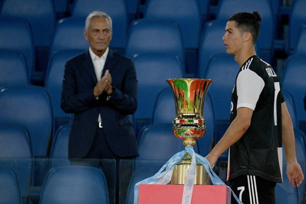 Thua chung kết, Ronaldo nhận thêm 'mưa gạch' từ CĐV