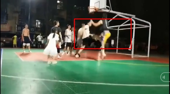 VIDEO: Nhảy lên úp rổ, VĐV bóng rổ bị đối thủ đạp vào 'chỗ hiểm'