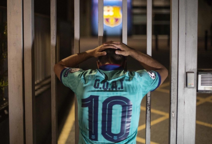 Nhói lòng hình ảnh CĐV Barca quỳ gối, bật khóc vì Messi