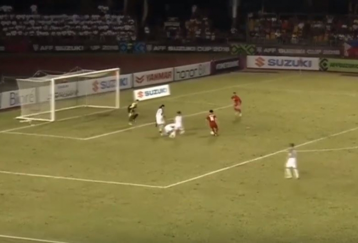 VIDEO: Công Phượng đi bóng từ giữa sân qua cả thủ môn và cái kết không tưởng