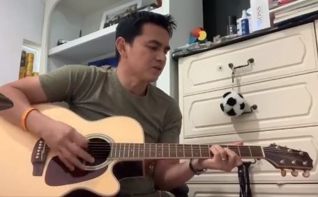 VIDEO: Kiatisuk hát 'Như có bác Hồ trong ngày vui đại thắng'