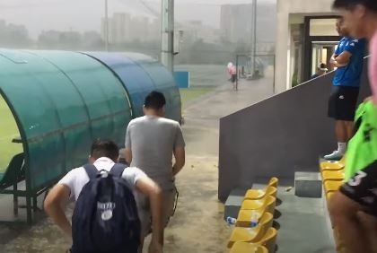VIDEO: Đức Huy tấu hài với cái bụng bầu trong cơn mưa Hà Nội