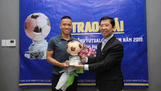 Tuyển thủ quốc gia Việt Nam nhận Quả bóng đồng muộn