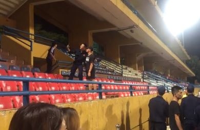 VIDEO: Đình Trọng hớn hở chụp ảnh với fans, Duy Mạnh vào tận cabin chúc mừng đồng đội