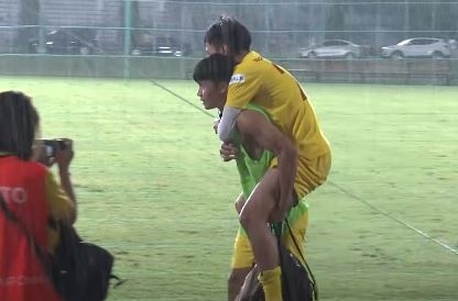 VIDEO: Xúc động cầu thủ U22 VN cõng bạn bị đau trong buổi chiều mưa Hà Nội