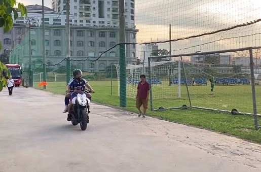 VIDEO: Công Phượng lái Ducati chở Phi Sơn đi tập