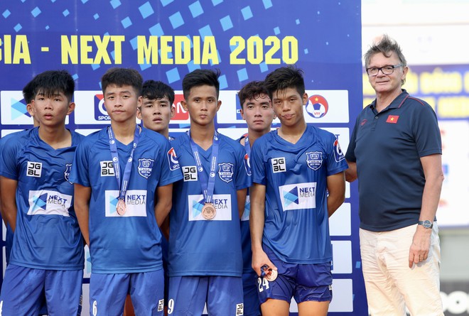 NÓNG: HLV Troussier triệu tập 12 cầu thủ khóa 4 HAGL lên U17 Việt Nam