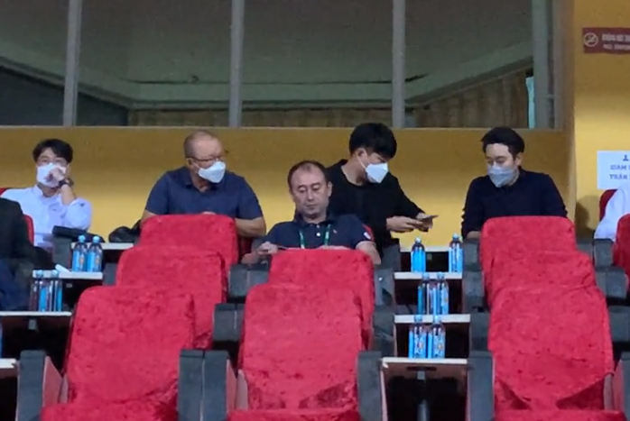 VIDEO: HLV Lee Tae Hoon ngồi cùng HLV Park dự khán trận HAGL gặp Viettel