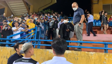 VIDEO: HLV Park gặp riêng Văn Thanh sau trận HAGL gặp Viettel