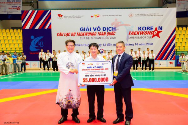 Hành động ý nghĩa của BTC trong ngày khai mạc giải Taekwondo toàn quốc