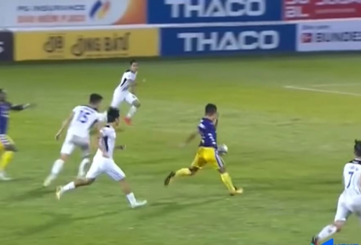 VIDEO: Quang Hải 'đùa giỡn' với bóng trước vòng vây 5 cầu thủ HAGL