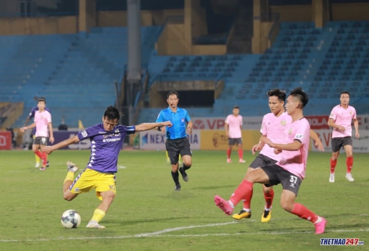 Văn Quyết 'tả xung hữu đột' mang về 3 điểm cho Hà Nội FC