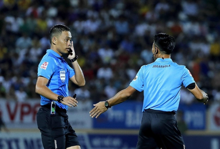 Trọng tài FIFA người Việt Nam 'quên' rút thẻ đỏ