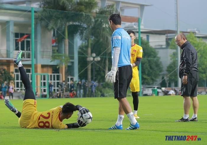 HLV Park thị phạm cho thủ môn U22 Việt Nam cách bắt bóng