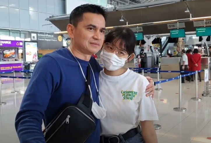 VIDEO: Kiatisak âu yếm, vuốt ve vợ con tại sân bay Bangkok