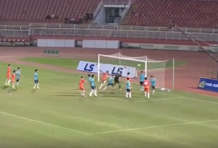 VIDEO: Bình Định tiếp tục gây bất ngờ với bàn thắng thứ 2 vào lưới Hà Nội