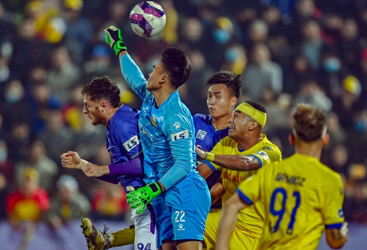 VIDEO: Tài năng nở muộn của thủ môn Nam Định trong ngày mở màn V-League 2021