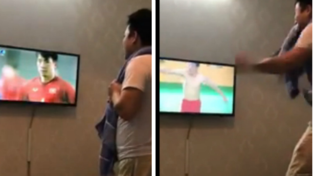 VIDEO: Ông bố không dám hét ăn mừng U23 Việt Nam vì con đang ngủ