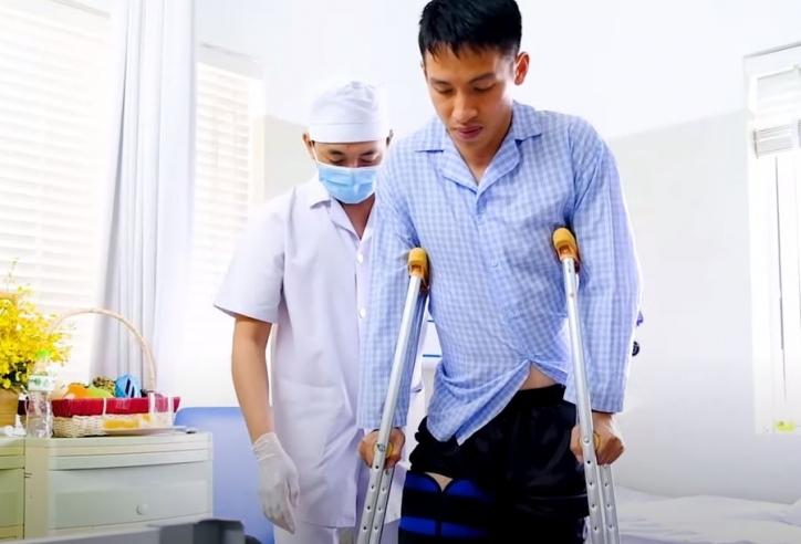 VIDEO: Hùng Dũng tập hồi phục buổi đầu tiên sau phẫu thuật