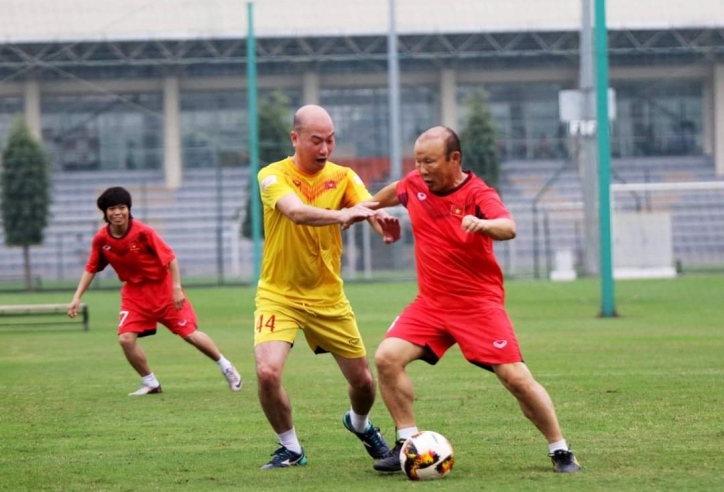 HLV Park xỏ giày đá bóng trong ngày đặc biệt của Thể thao Việt Nam