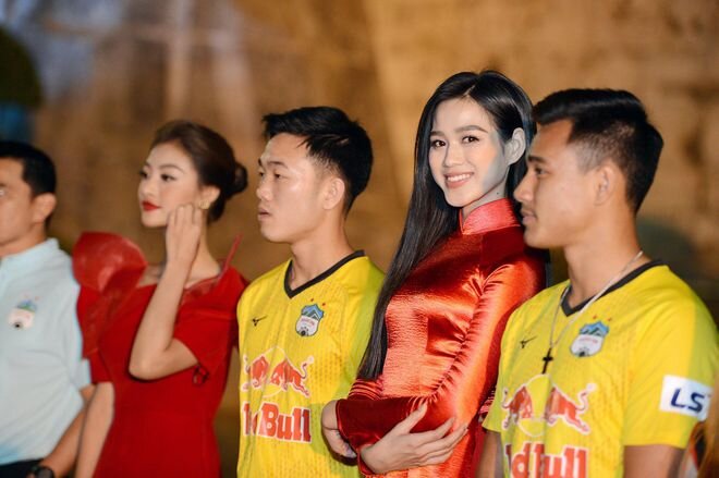 Cầu thủ HAGL múa cồng chiêng với dàn Hoa hậu Việt Nam