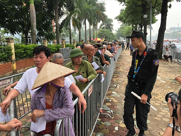 VIDEO: Cò vé nài nỉ thương binh bán vé xem Việt Nam vs Malaysia