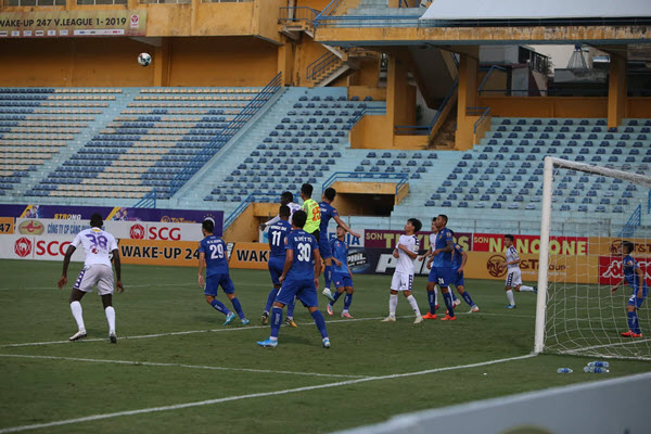 Dẫn trước 2 bàn, Hà Nội FC suýt nếm trái đắng trên sân nhà