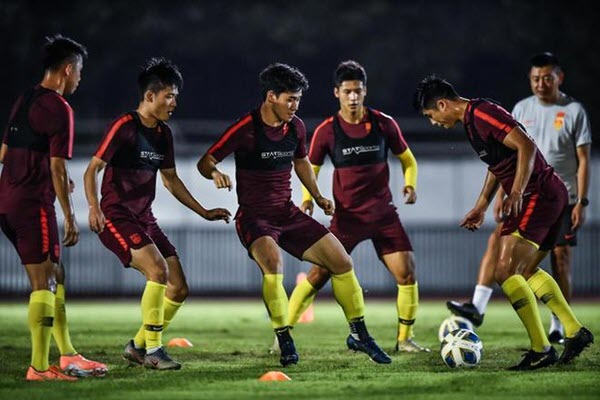Cầu thủ Trung Quốc bị cấm về Vũ Hán vì virus corona