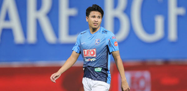 Cầu thủ Thái Lan tát Văn Hậu lại gặp hạn