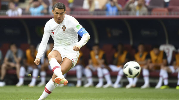 VIDEO: Kiểu sút phạt 'khó đỡ' của Ronaldo và các ngôi sao hàng đầu