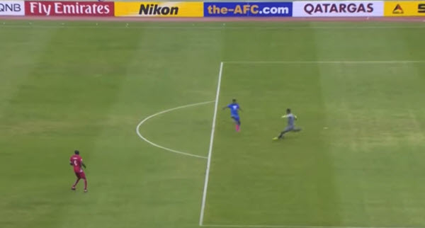 VIDEO: Tình huống thủ môn tự tin phát bóng và cái kết