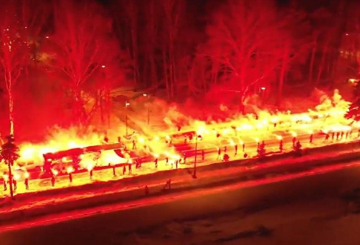 CĐV Zenit gây sốc khi đốt pháo sáng chào đón các cầu thủ