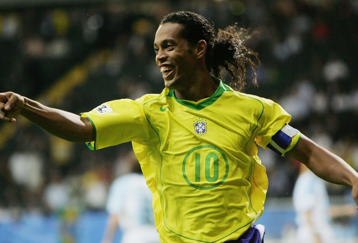 VIDEO: Ronaldinho lập hat-trick ở môn bóng đá bãi biển